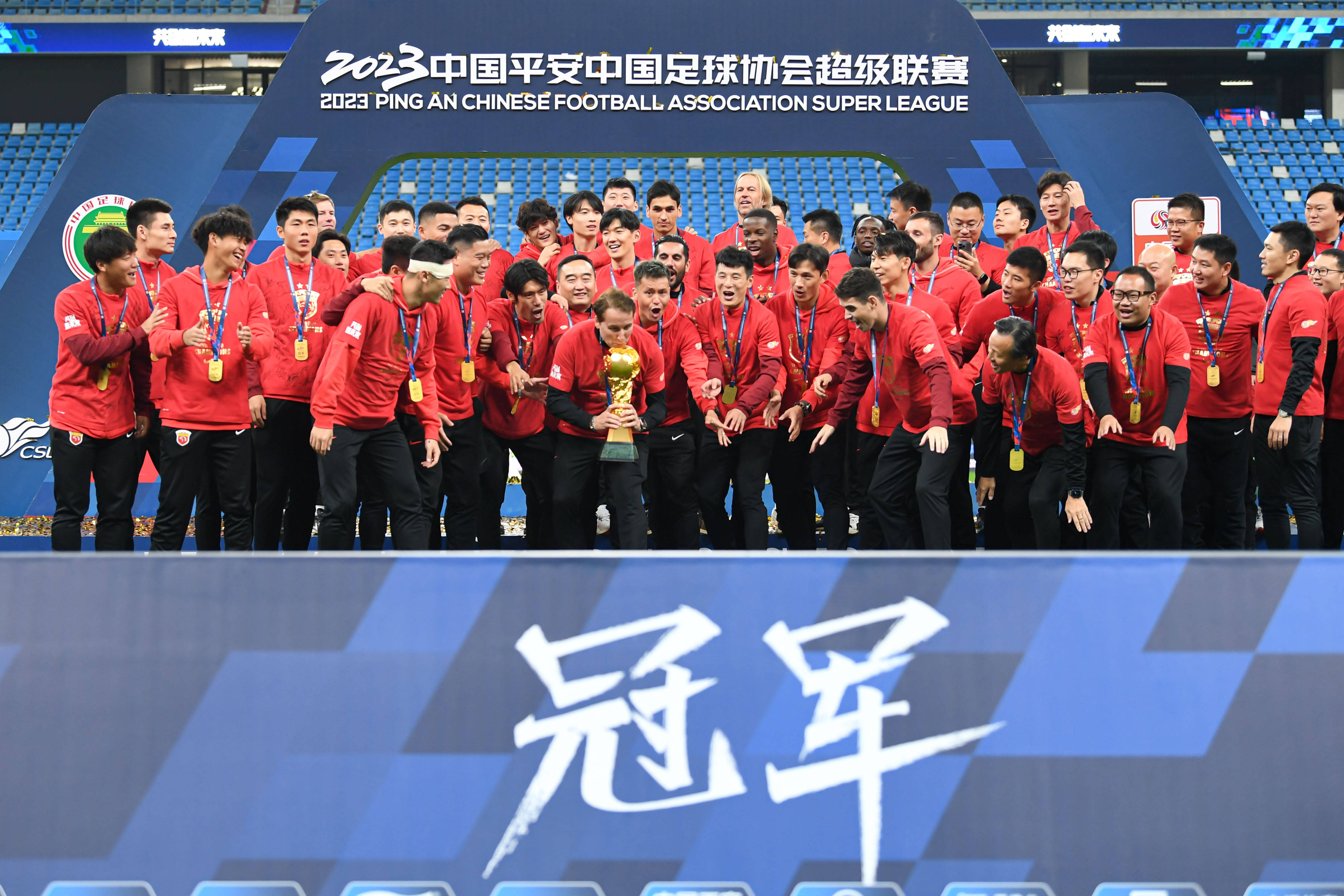 上海海港迎中超关键赛,冲刺阶段手感冰凉,质疑声仍在,身体对抗强度拉满 上海海港迎中超关键赛,冲刺阶段手感冰凉,质疑声仍在,身体对抗强度拉满