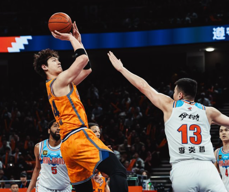 包含赛前上海久事备战NBA总决赛，绝杀压哨细节曝光，话题不断，年轻球员得到机会的词条